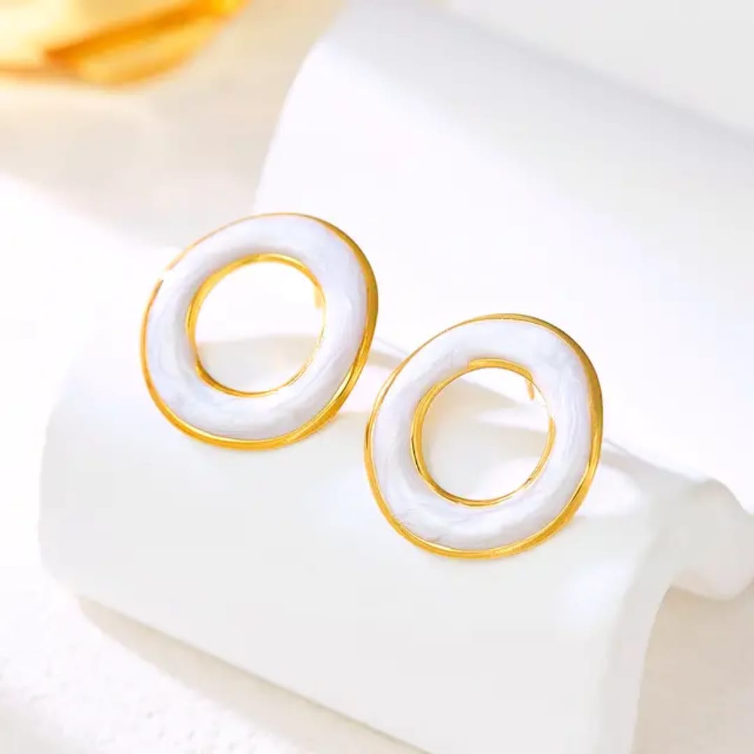 80211 korean white circle anti tarnish earring